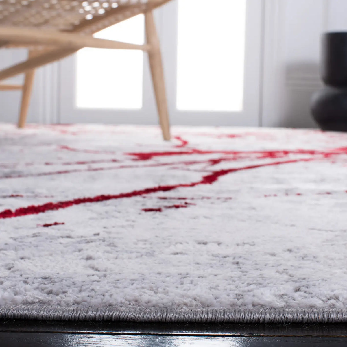 Safavieh Amelia 4'-5" x 6'-5" Rug in Grey / Red