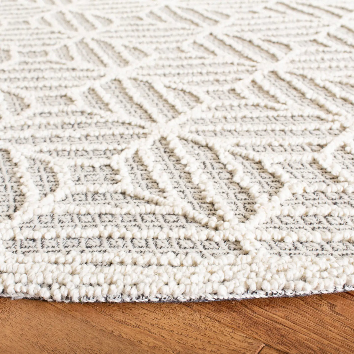 Safavieh Trace 6'-0" x 6'-0" Rug in Ivory / Black