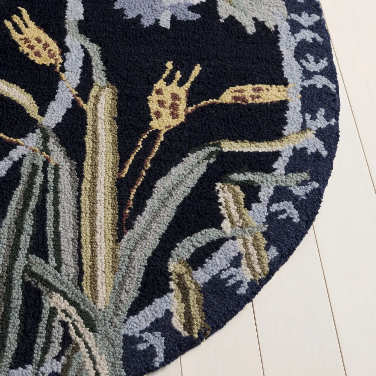 Safavieh Chelsea 4'-6" x 6'-6" Rug in Black