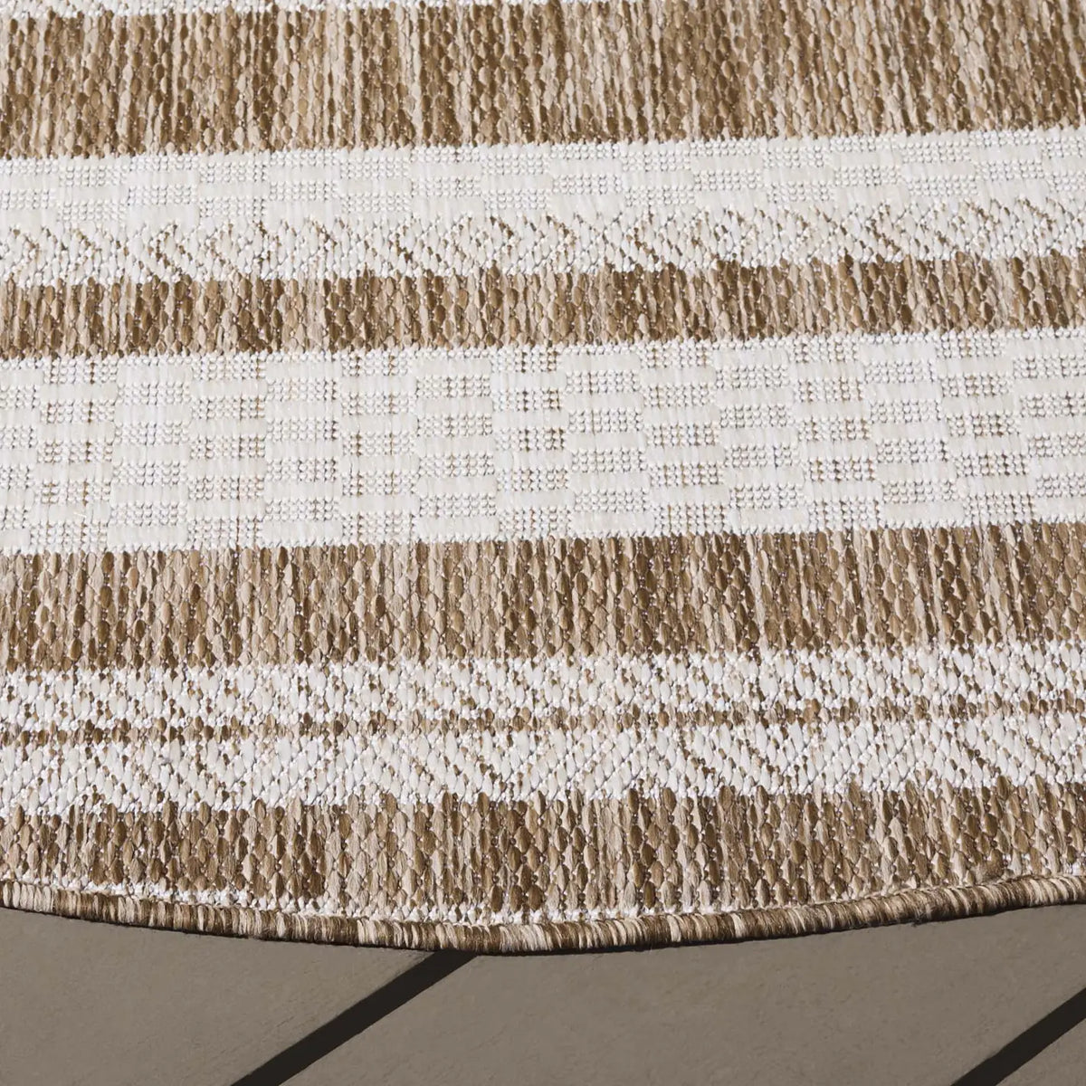 Safavieh Beach House 6'-7" x 6'-7" Rug in Navy / Ivory