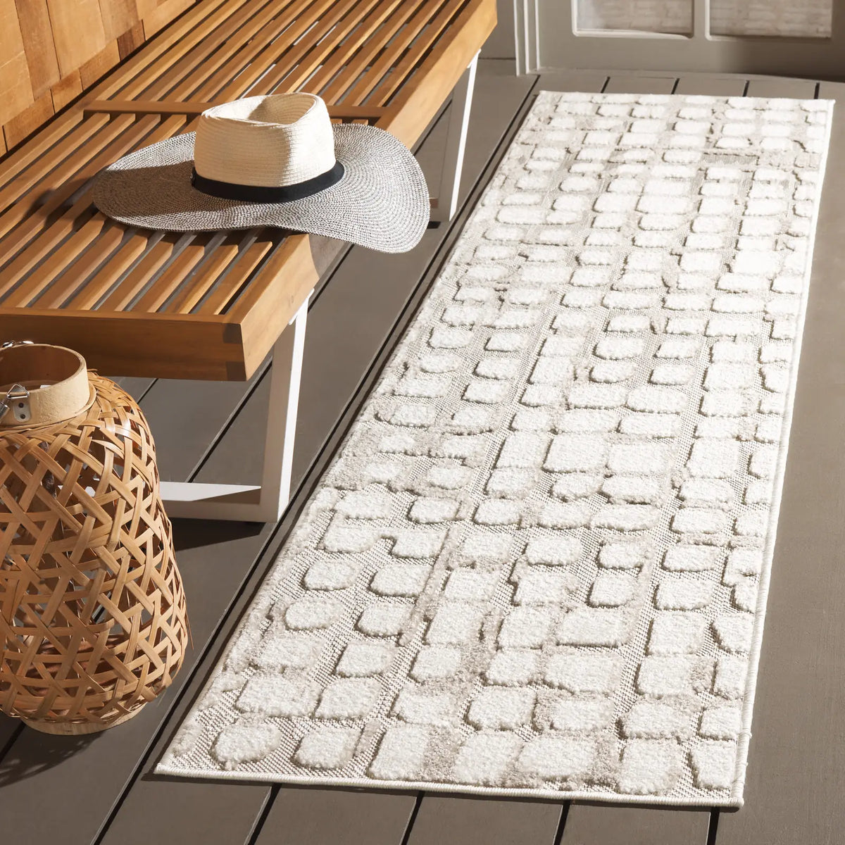 Safavieh Stella 2'-0" x 8'-0" Rug in Ivory / Beige