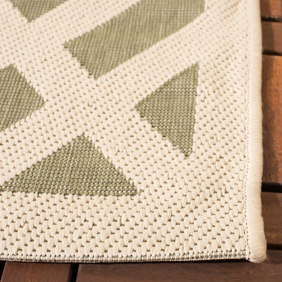 Safavieh Courtyard 4'-0" x 5'-7" Rug in Green / Bone