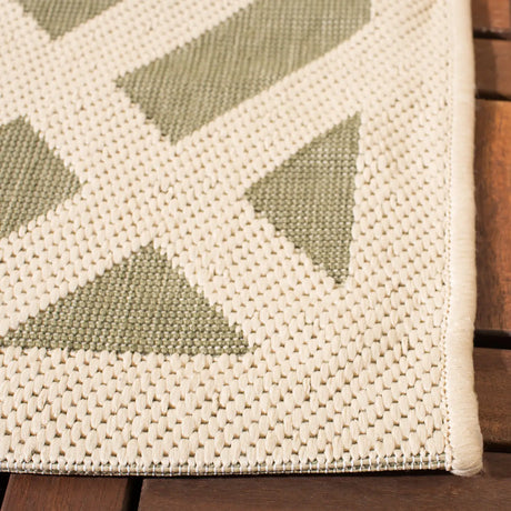 Safavieh Courtyard 4'-0" x 5'-7" Rug in Green / Bone