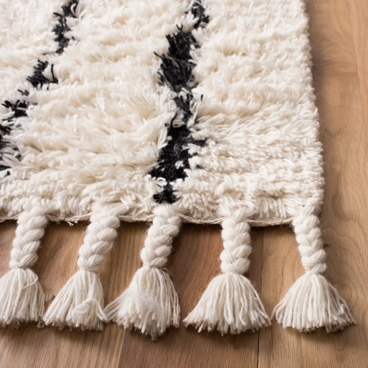 Safavieh Casablanca 5'-0" x 8'-0" Rug in Black / Ivory