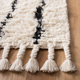 Safavieh Casablanca 5'-0" x 8'-0" Rug in Black / Ivory