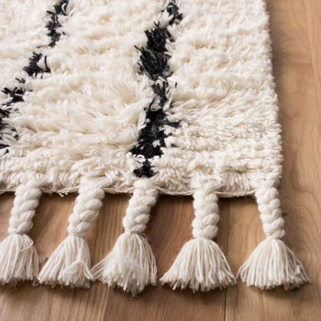 Safavieh Casablanca 5'-0" x 8'-0" Rug in Black / Ivory