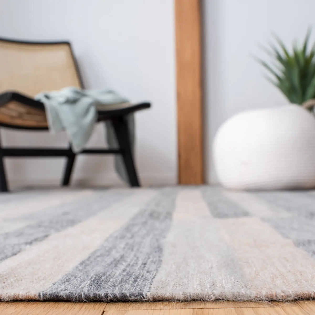Safavieh Striped Kilim 8'-0" x 10'-0" Rug in Grey
