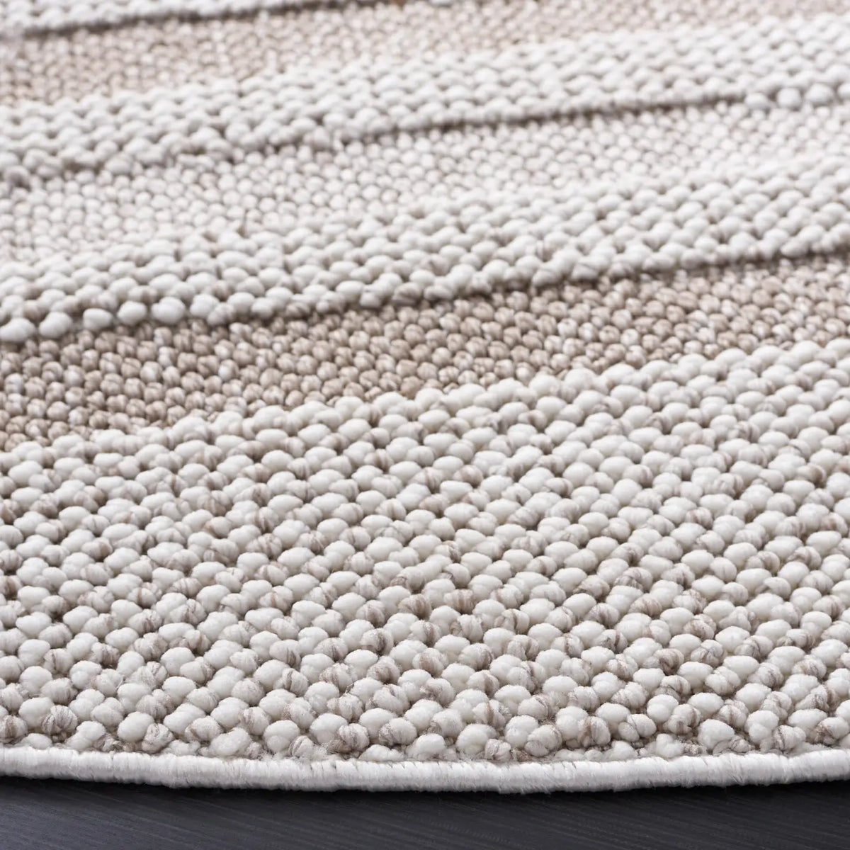 Safavieh Lotus 6'-7" x 6'-7" Rug in Ivory / Beige