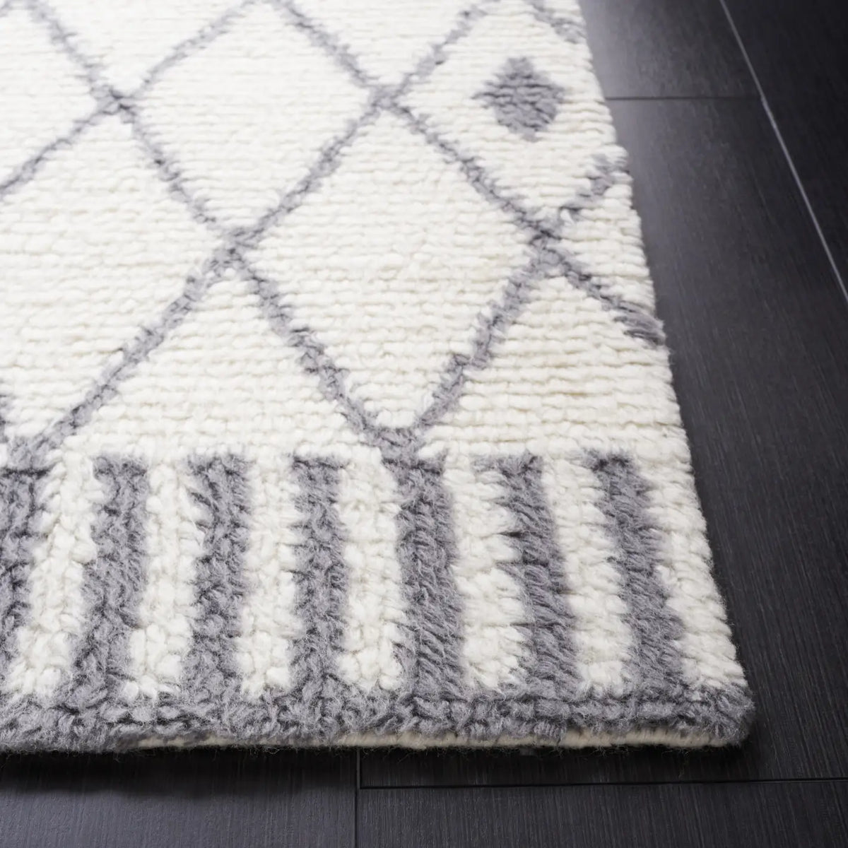 Safavieh Vermont 4'-0" x 6'-0" Rug in Ivory / Grey
