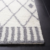 Safavieh Vermont 4'-0" x 6'-0" Rug in Ivory / Grey