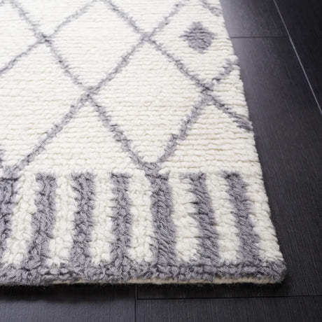Safavieh Vermont 4'-0" x 6'-0" Rug in Ivory / Grey