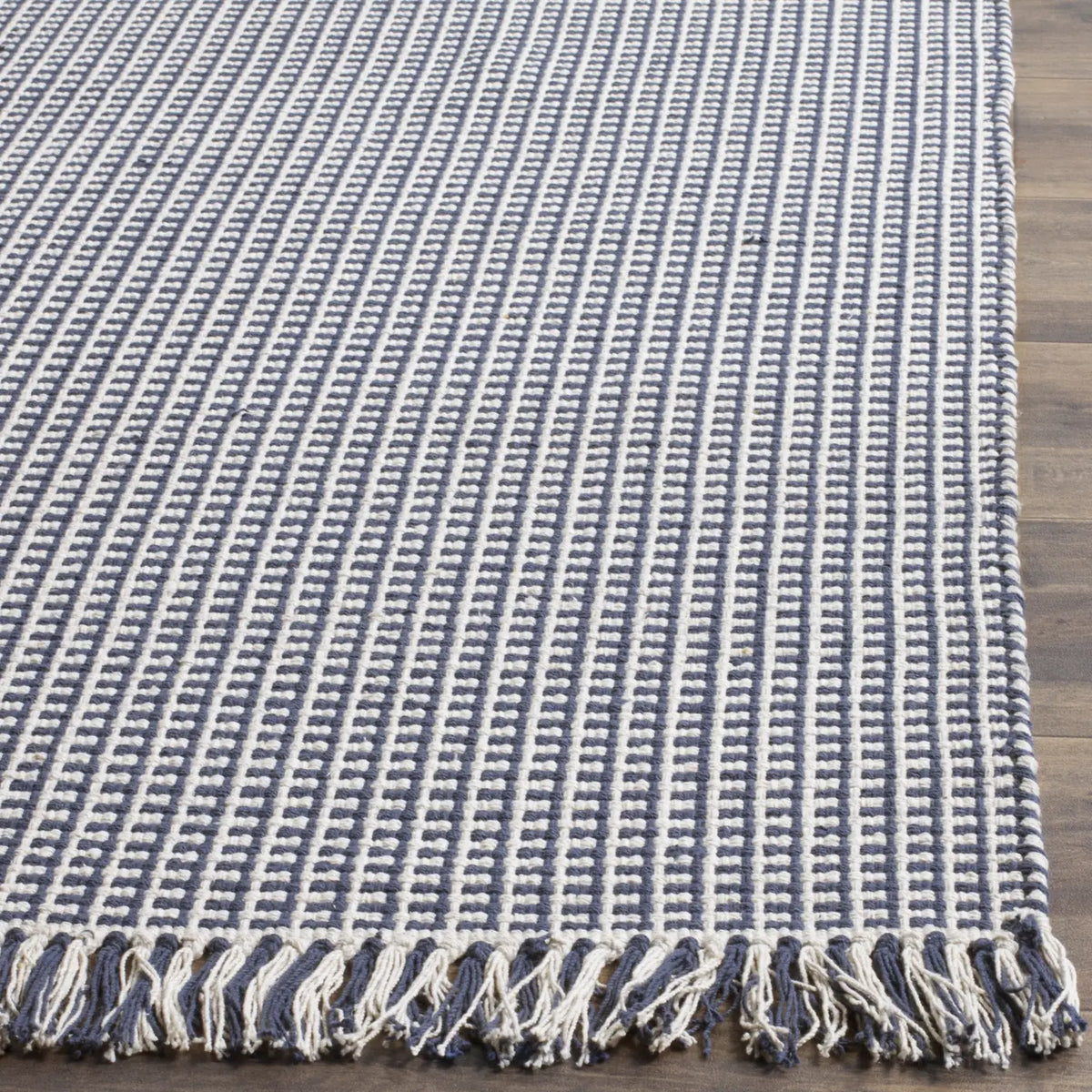 Safavieh Montauk 6'-0" x 9'-0" Rug in Ivory / Navy