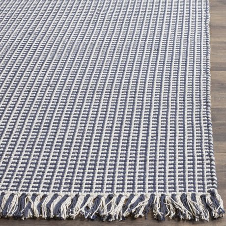 Safavieh Montauk 6'-0" x 9'-0" Rug in Ivory / Navy