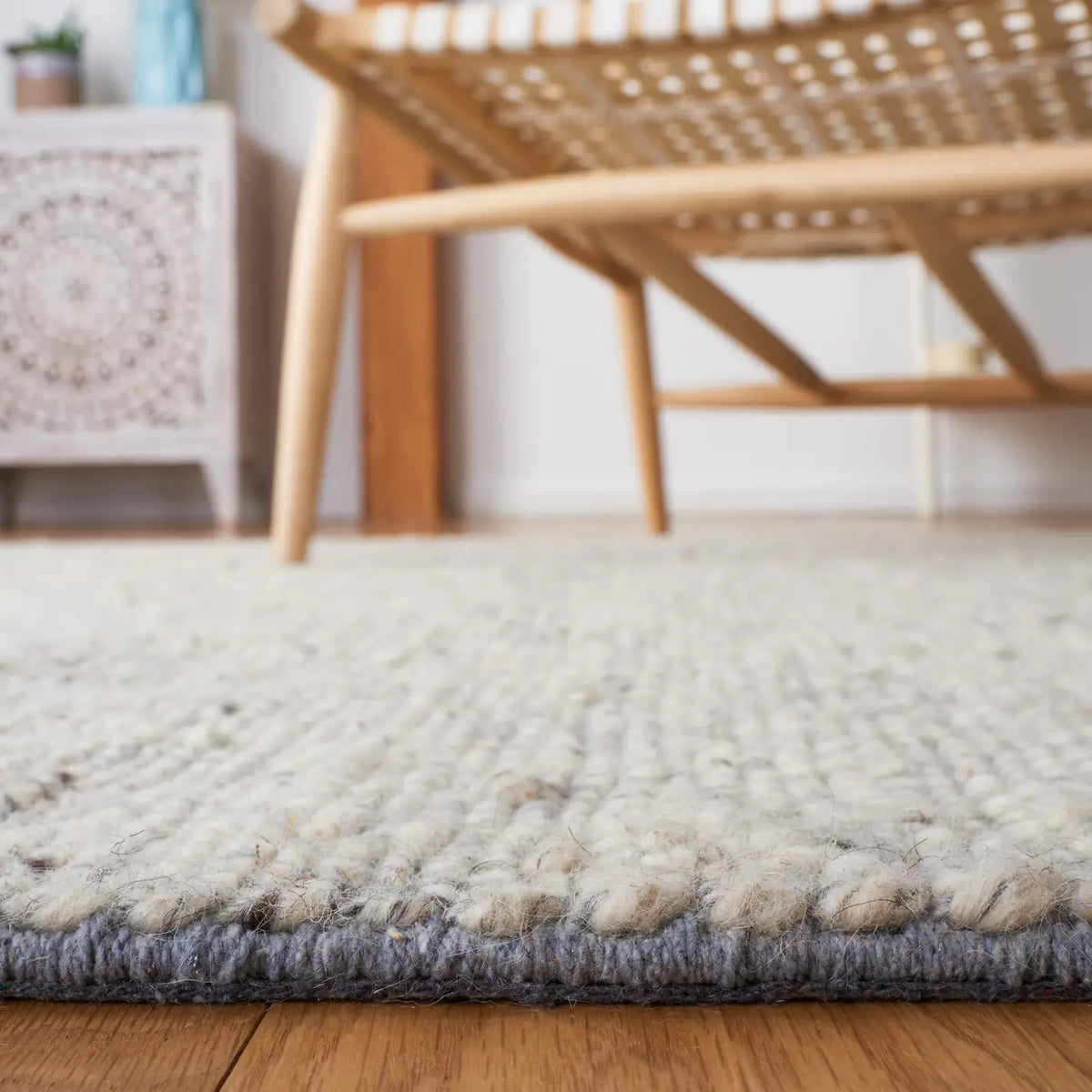 Safavieh Vermont 4'-0" x 6'-0" Rug in Ivory / Grey