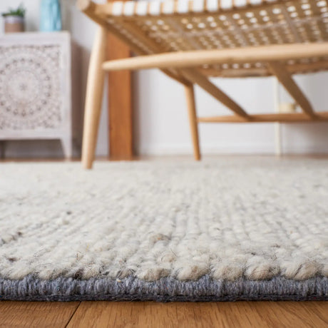 Safavieh Vermont 4'-0" x 6'-0" Rug in Ivory / Grey