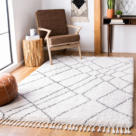 Safavieh Moroccan Fringe Shag 4'-0" x 6'-0" Rug in Ivory / Grey