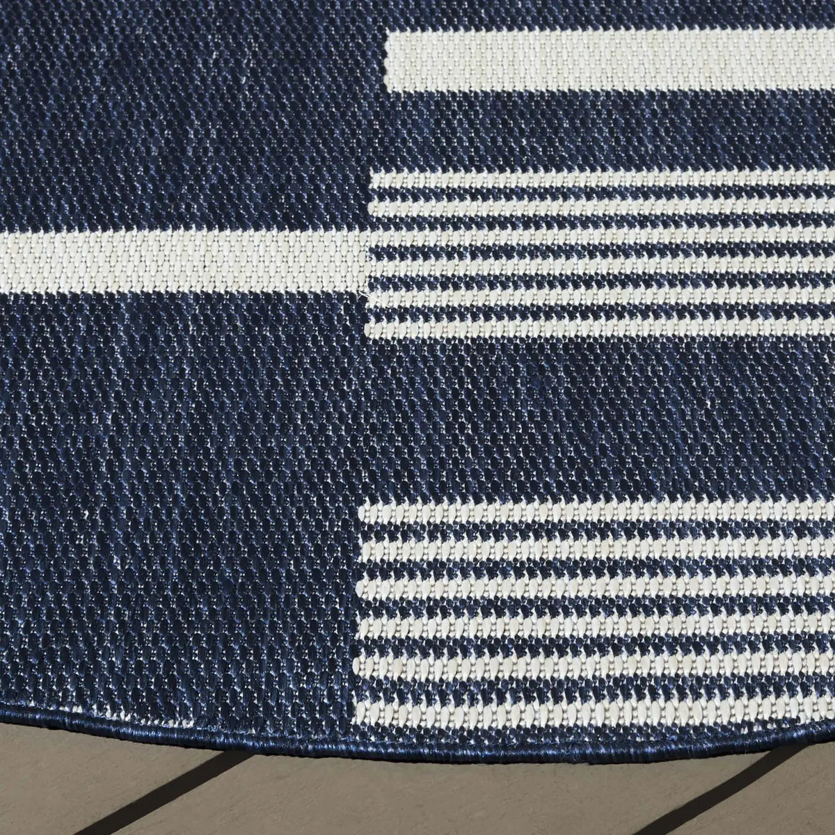 Safavieh Beach House 6'-7" x 6'-7" Rug in Navy / Ivory