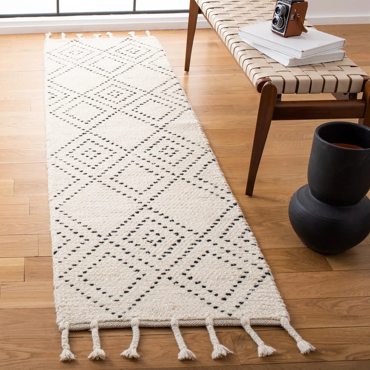 Safavieh Casablanca 2'-3" x 8'-0" Rug in Ivory / Black