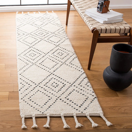 Safavieh Casablanca 2'-3" x 8'-0" Rug in Ivory / Black