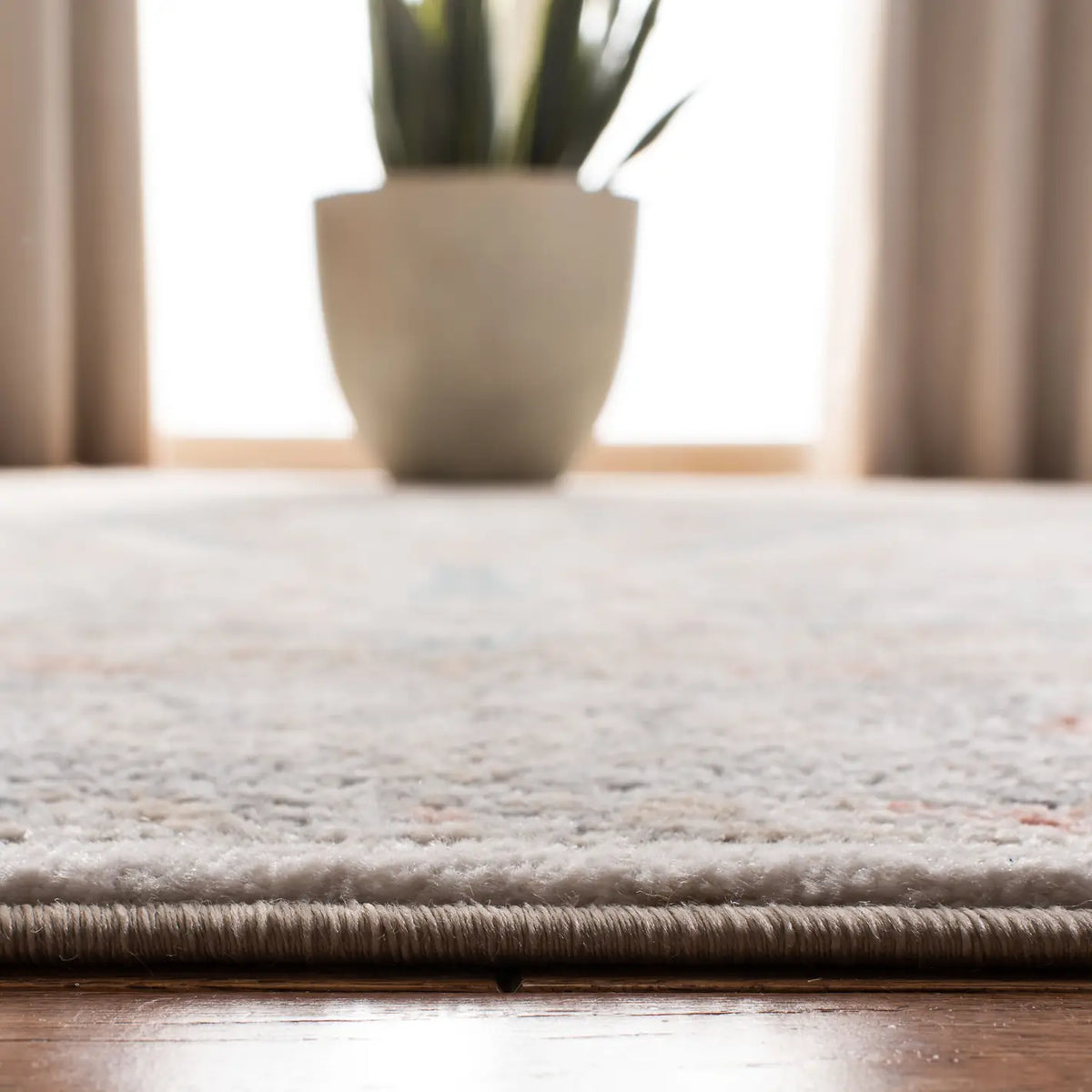 Safavieh Oregon 800 4'-0" x 6'-0" Rug in Grey / Ivory
