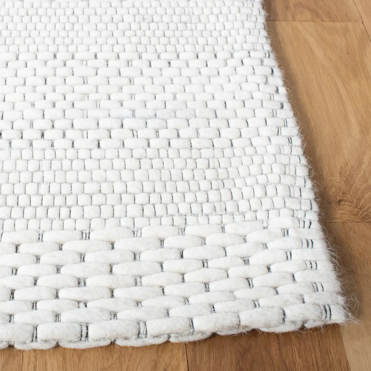 Safavieh Marbella 4'-0" x 6'-0" Rug in Ivory