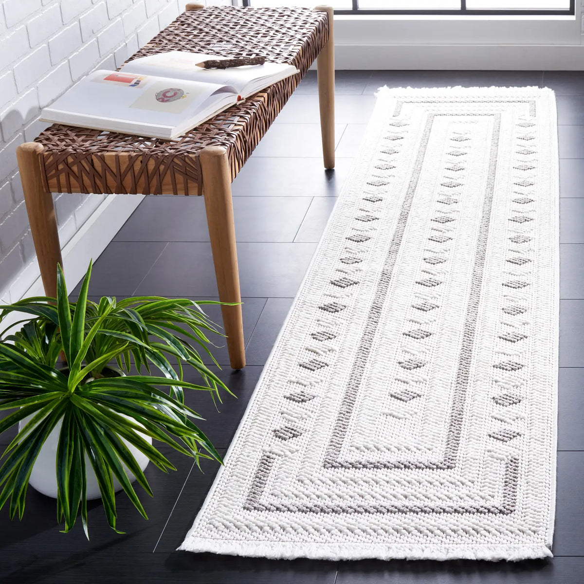 Safavieh Lotus 2'-0" x 8'-0" Rug in Ivory / Grey