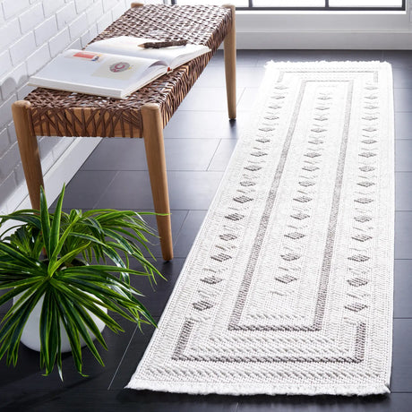Safavieh Lotus 2'-0" x 8'-0" Rug in Ivory / Grey