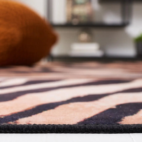 Safavieh Faux Hide 4'-0" x 6'-0" Rug in Light Orange / Black