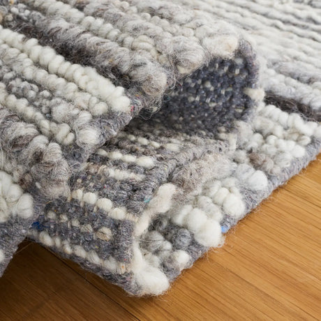 Safavieh Casablanca 4'-0" x 6'-0" Rug in Grey / Ivory