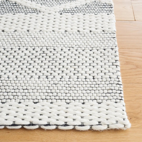 Safavieh Vermont 4'-0" x 6'-0" Rug in Ivory / Black