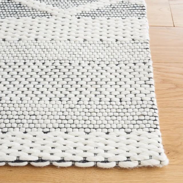 Safavieh Vermont 4'-0" x 6'-0" Rug in Ivory / Black