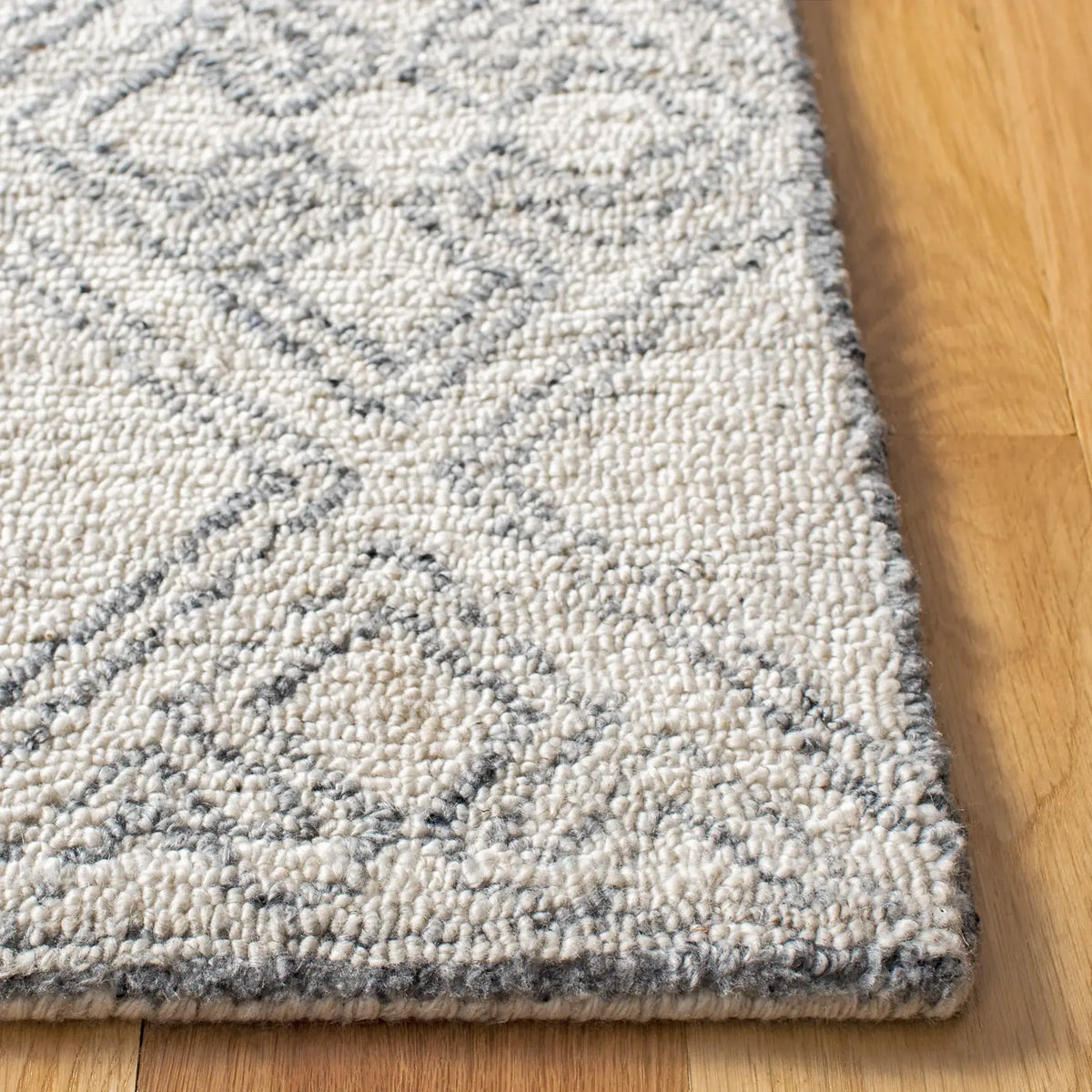 Safavieh Abstract 4'-0" x 6'-0" Rug in Ivory / Grey