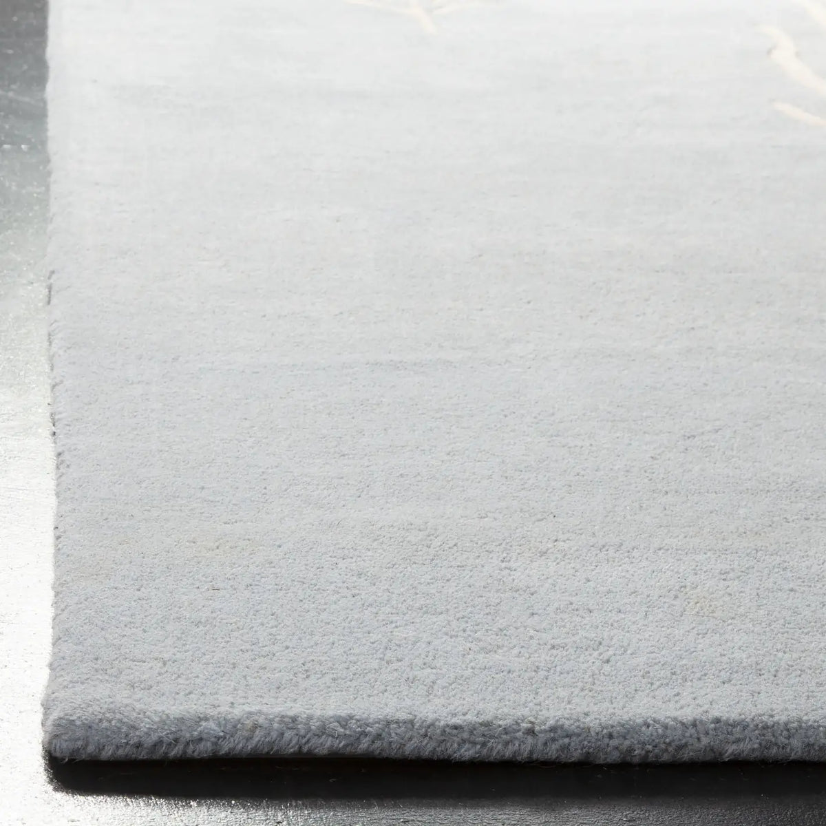 Safavieh Soho 3'-6" x 5'-6" Rug in Light Blue / Ivory