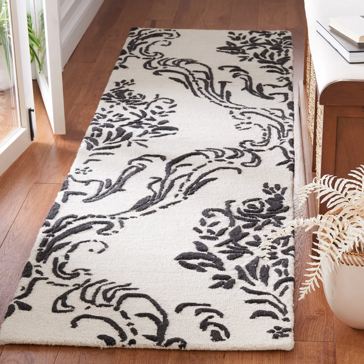 Safavieh Jardin 2'-3" x 8'-0" Rug in Ivory / Black