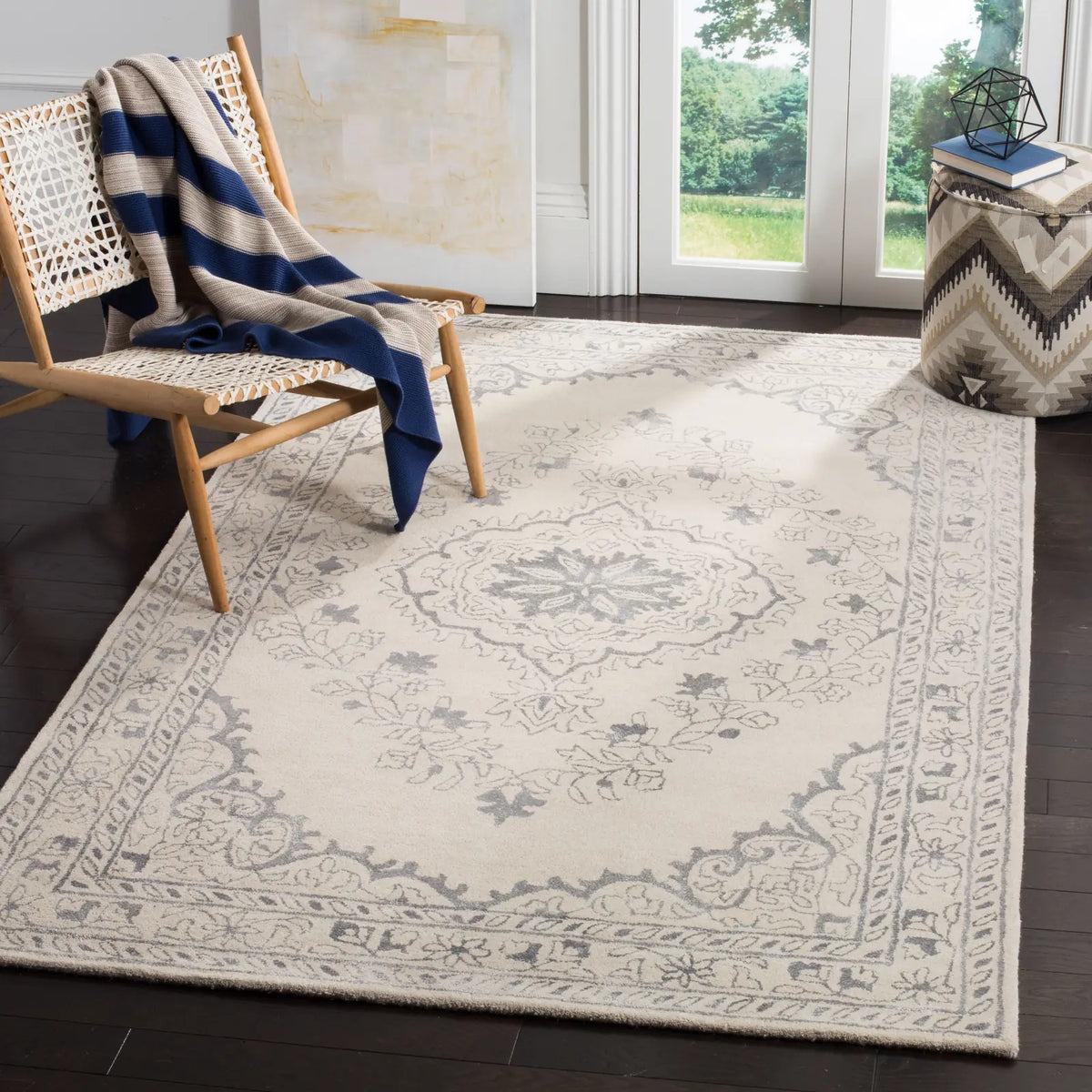 Safavieh Glamour 5'-0" x 8'-0" Rug in Light Grey