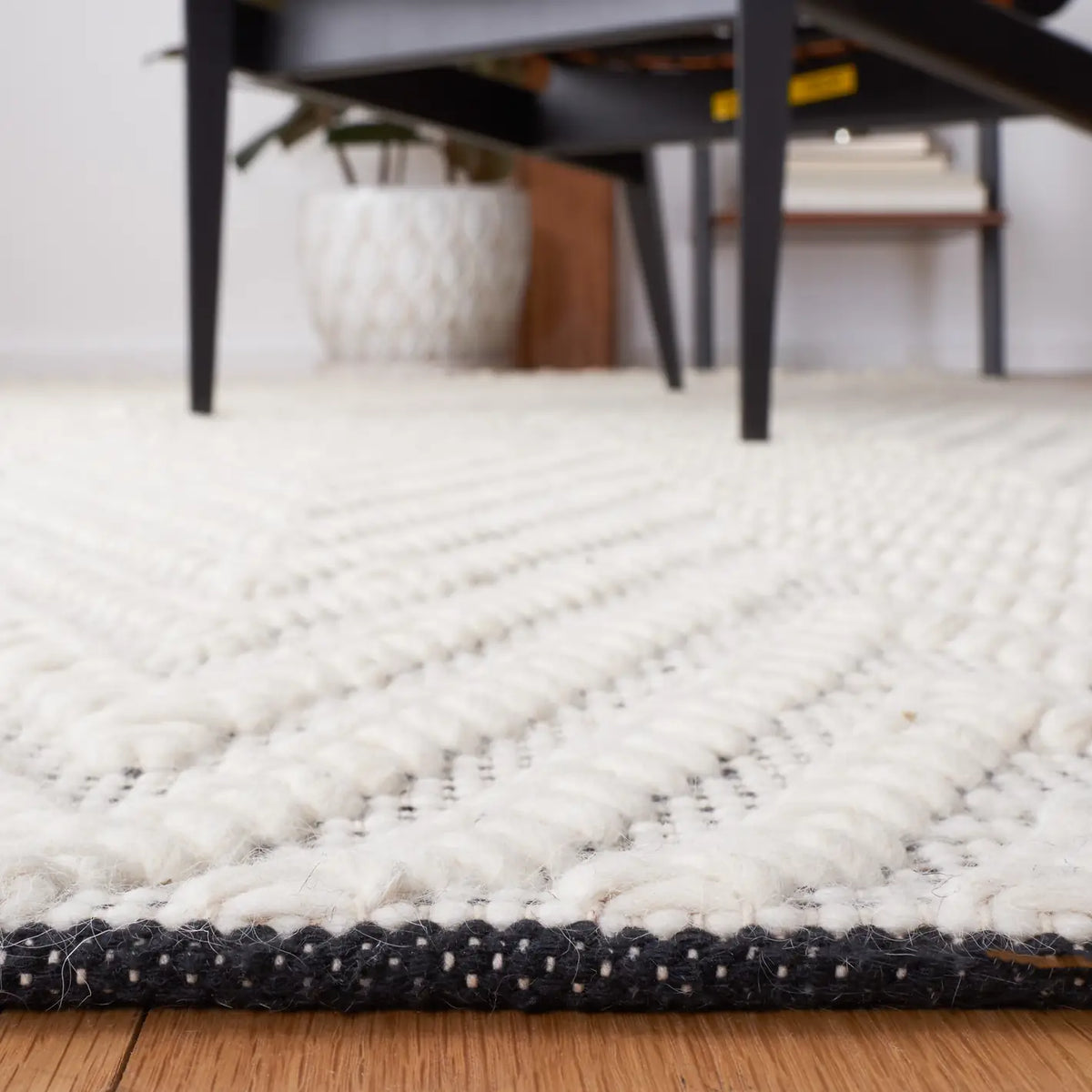 Safavieh Natura 4'-0" x 6'-0" Rug in Ivory / Black