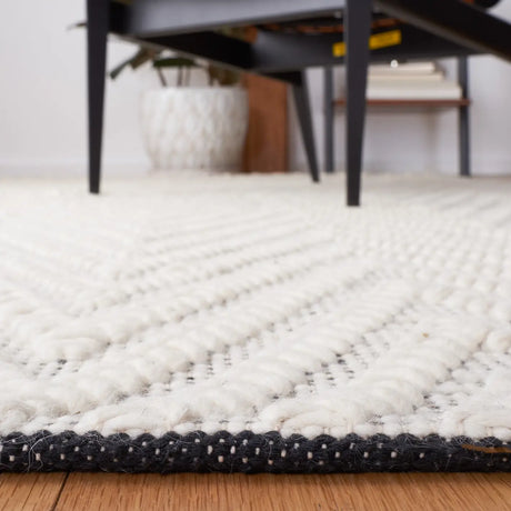 Safavieh Natura 4'-0" x 6'-0" Rug in Ivory / Black
