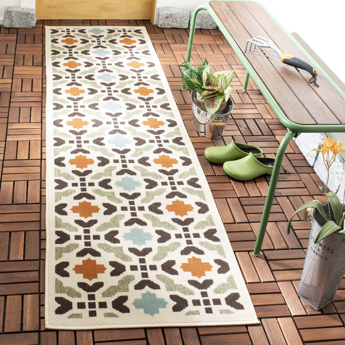 Safavieh Veranda 2'-3" x 10'-0" Rug in Cream / Terracotta