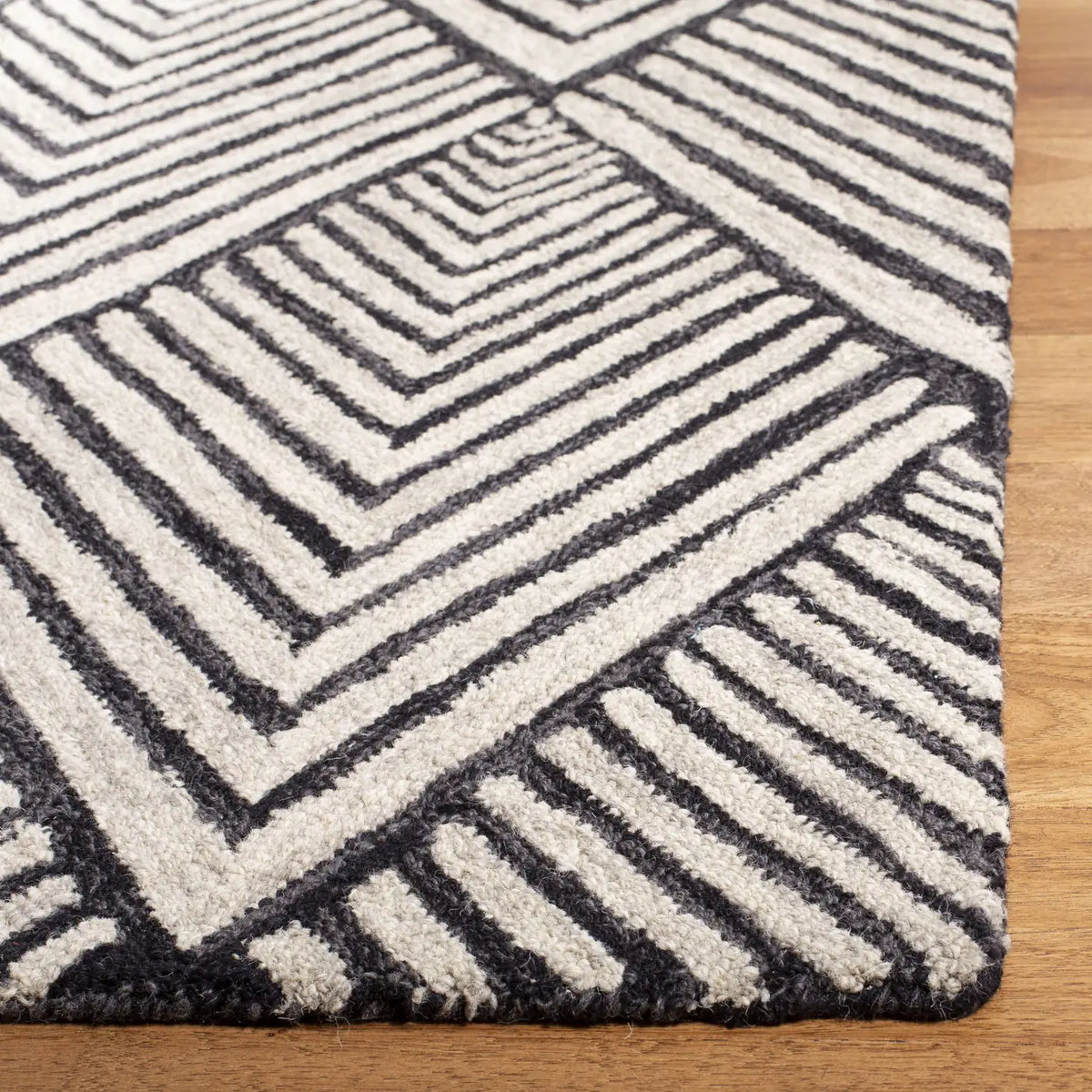 Safavieh Micro-Loop 5'-0" x 8'-0" Rug in Charcoal / Ivory