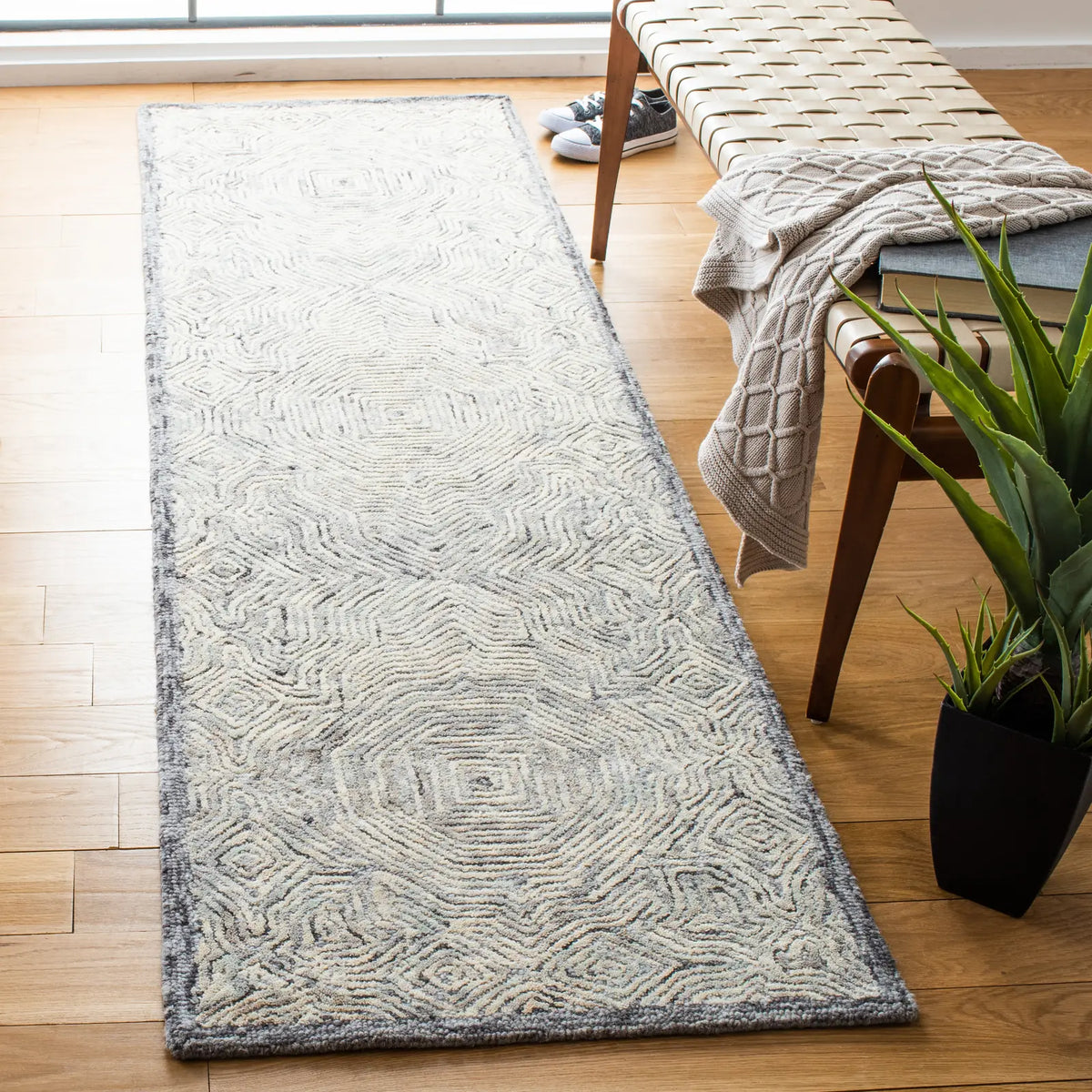 Safavieh Ikat 2'-3" x 8'-0" Rug in Silver