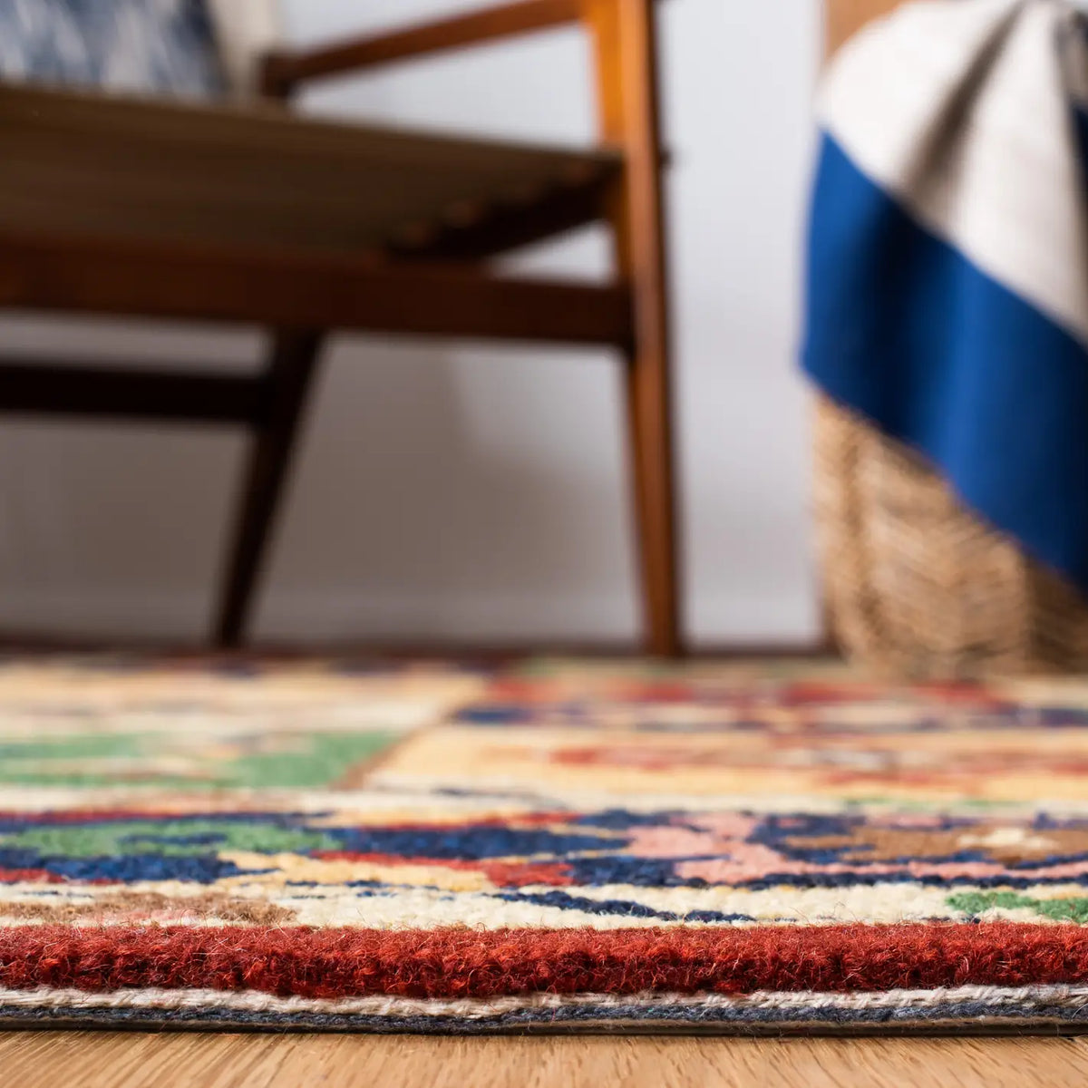 Safavieh Heritage 4'-0" x 6'-0" Rug in Green / Red