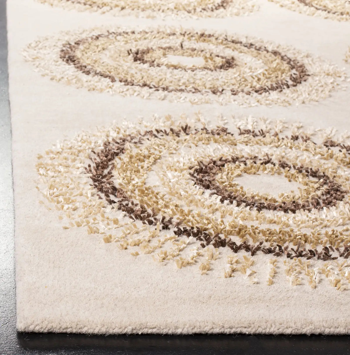 Safavieh Soho 5'-0" x 8'-0" Rug in Beige / Gold