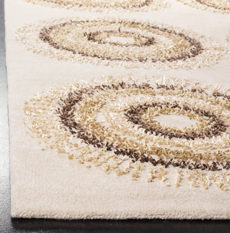 Safavieh Soho 5'-0" x 8'-0" Rug in Beige / Gold