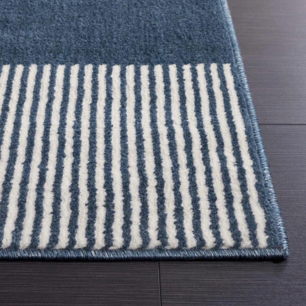 Safavieh Pyramid 4'-5" x 6'-5" Rug in Navy / Ivory