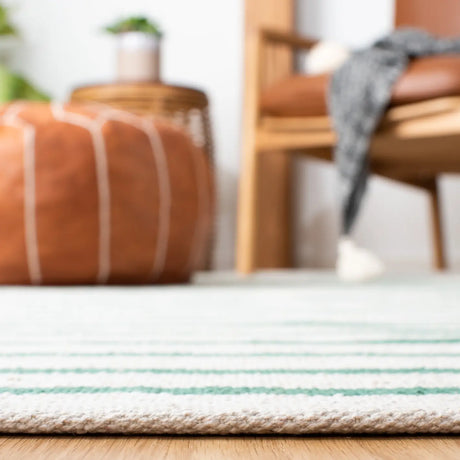 Safavieh Montauk 4'-0" x 6'-0" Rug in Ivory / Dark Green