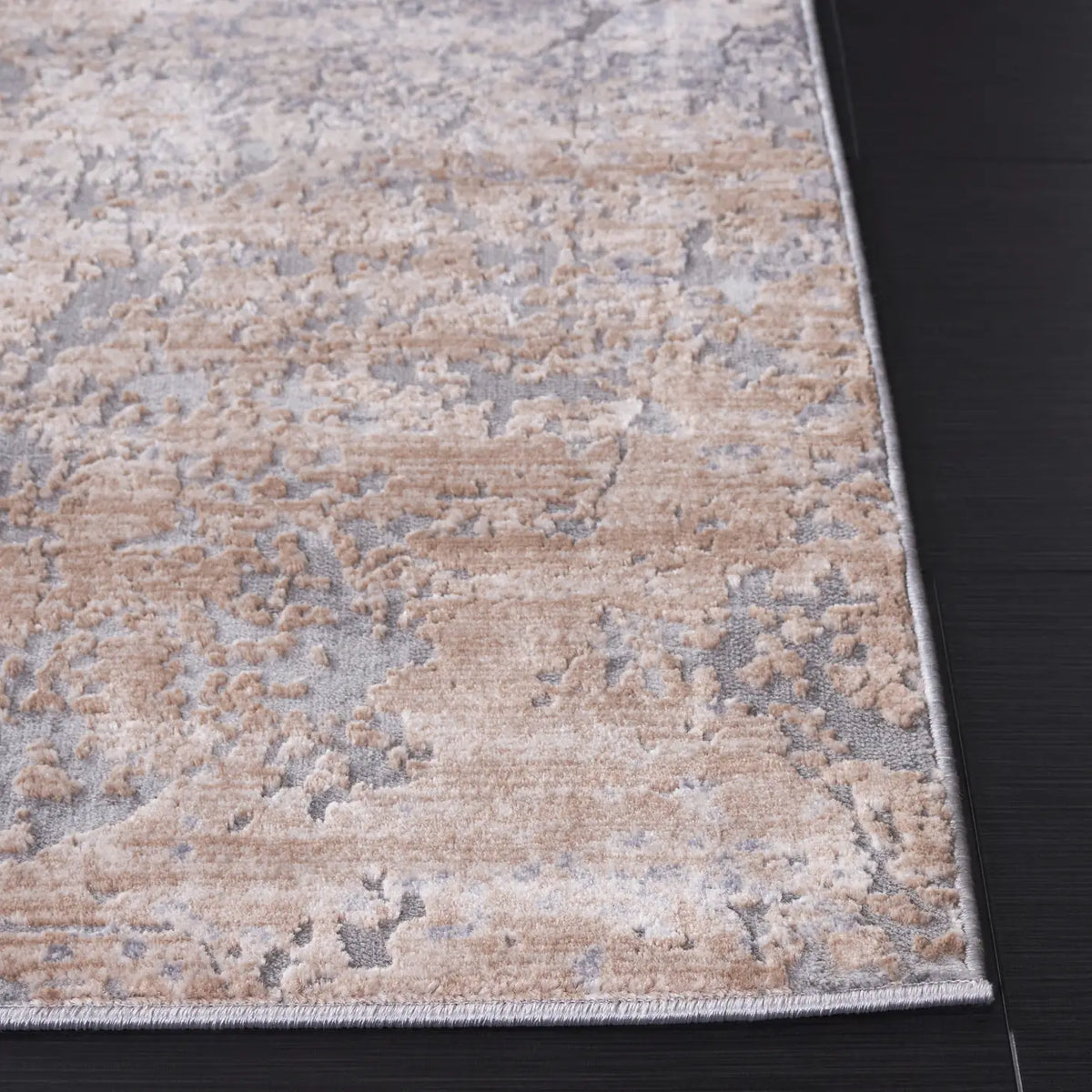 Safavieh Invista 5'-3" x 7'-6" Rug in Beige / Cream