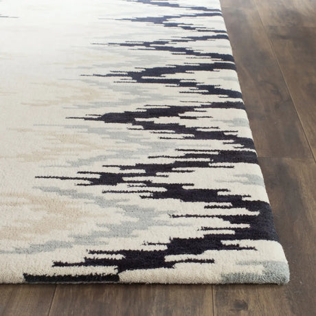 Safavieh Soho 5'-0" x 8'-0" Rug in Ivory / Dark Grey