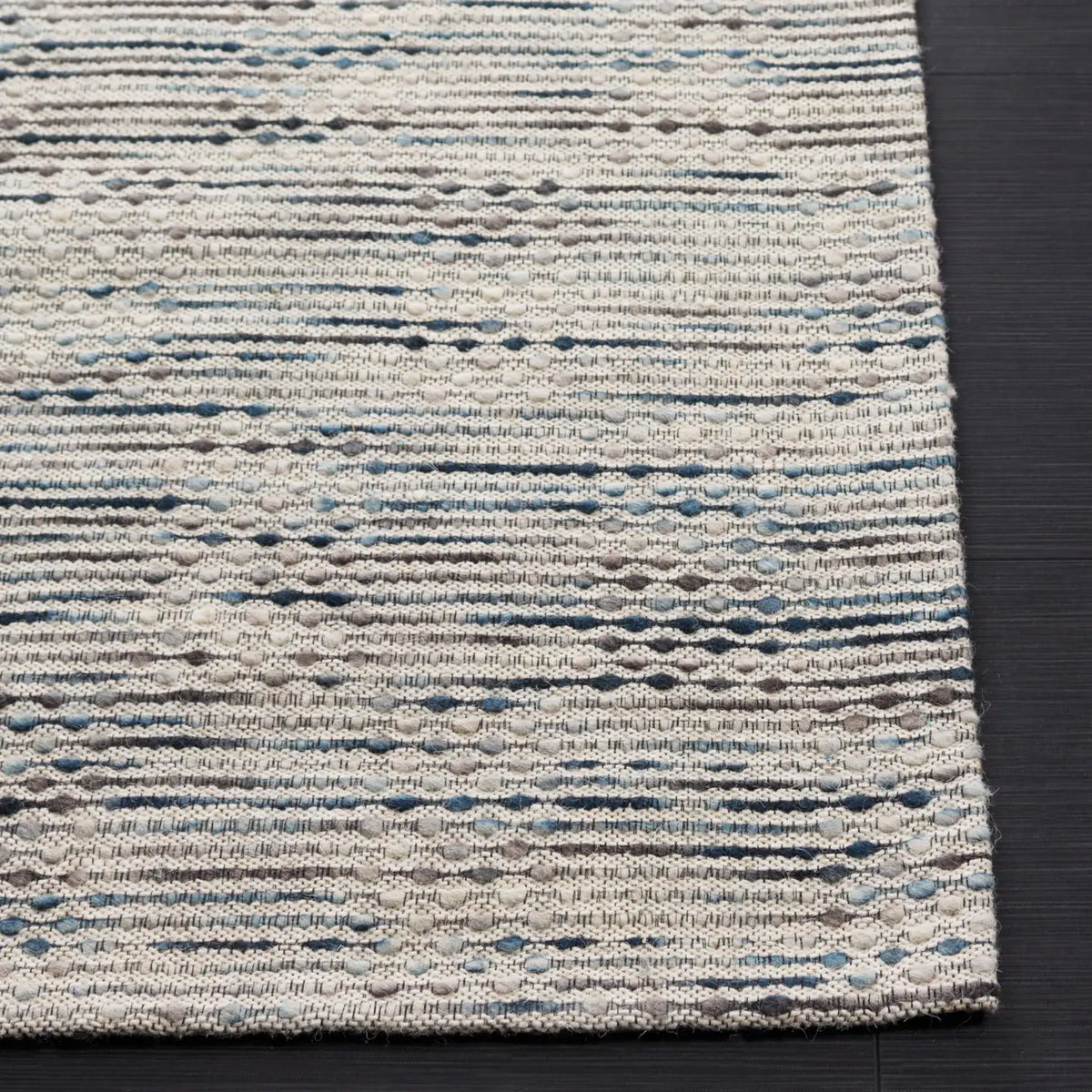 Safavieh Marbella 4'-0" x 6'-0" Rug in Denim / Beige