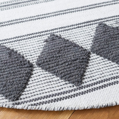 Safavieh Montauk 6'-0" x 6'-0" Rug in Dark Grey / Ivory