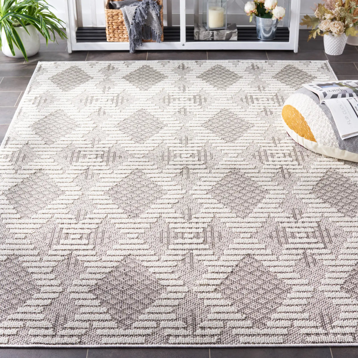 Safavieh Global 4'-0" x 6'-0" Rug in Grey / Ivory